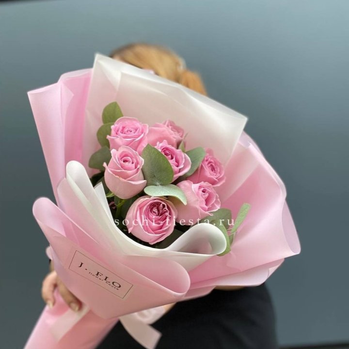 7 розовых роз с эвкалиптом в Сириусе