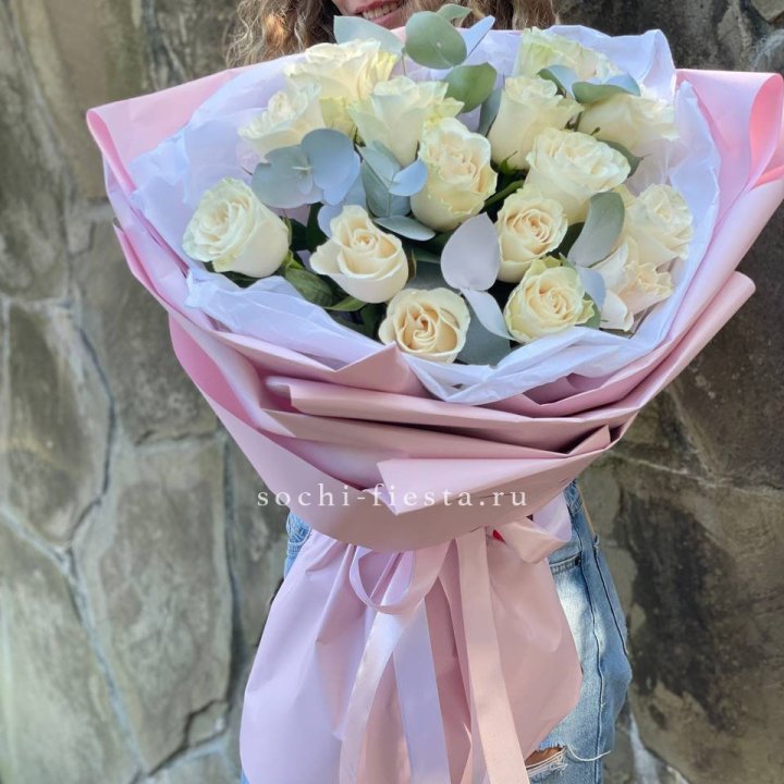 Белые розы в авторском оформлении в Сириусе