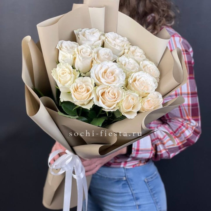 15 белых роз Coffee в Сириусе