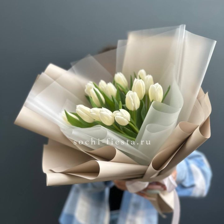 Букет из 15 белых тюльпанов в Сириусе